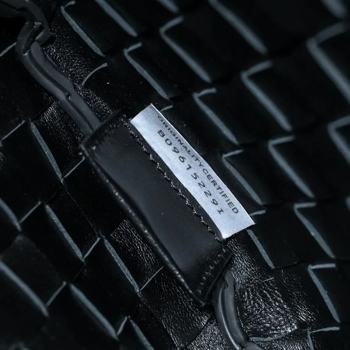 Batch 1860 Bv2024 early spring new product ⛓️Chain SARDINE 💙 Upgraded chain shoulder strap ⛓️ Chic and high-end, showing the fashion taste of urban women! Metal handles and classic weaving are combined together to perfectly integrate art and elegance. Through exquisite craftsmanship, new sardine-shaped handles are cast, and the brass material is the finishing touch. Each handle has a unique light-floating effect. The top-grade sheepskin material is woven to create a half-moon-shaped bag body, which has a fleshy touch and satisfies the preferences of those who pay attention to details. It is the most outstanding fashionable item for any occasion! 💕 Size: 33x20x4, Model: 6768#